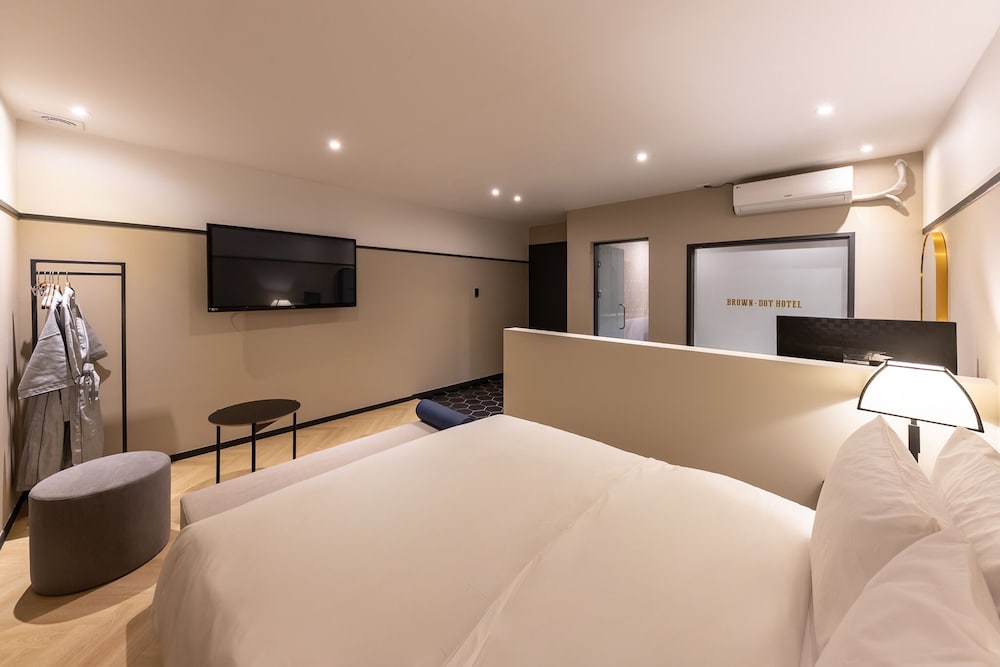 Deluxe Double Room (Breakfast Provided Except for Monday) photo 3