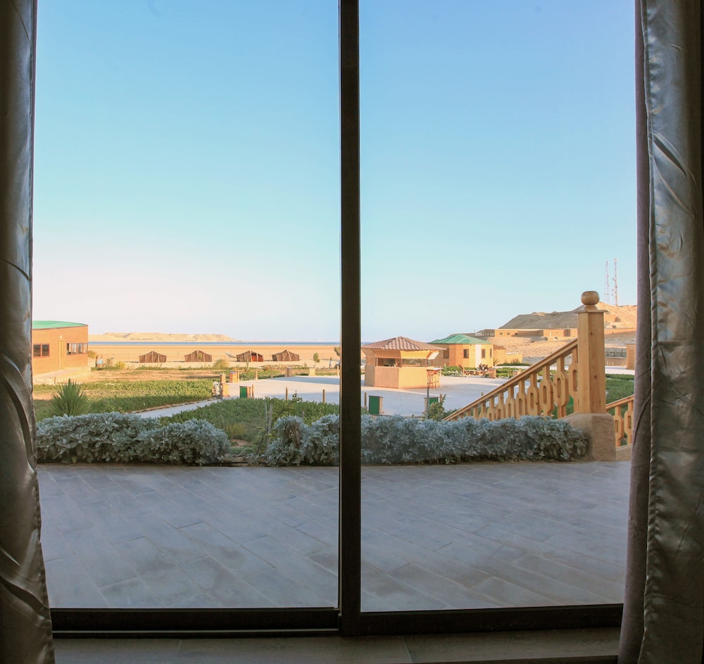 Deluxe Bungalow, Lagoon View (Queen-Size Bed) photo 2