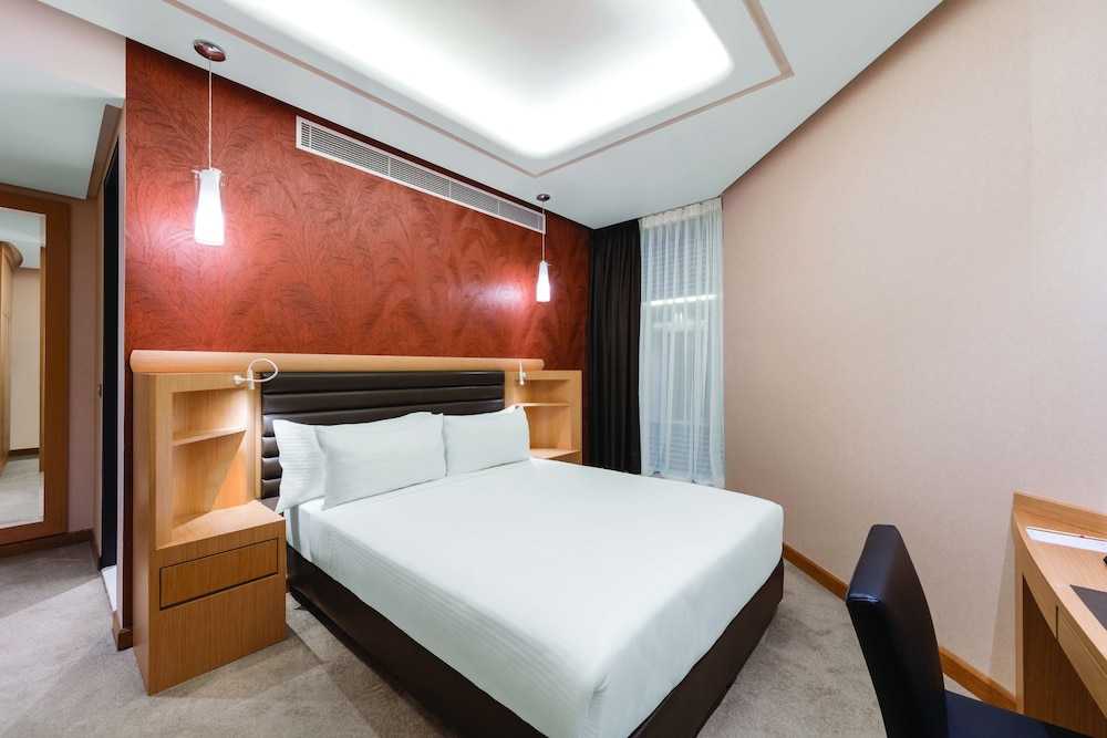 Room, 1 Queen Bed (Atrium) - Photo 11