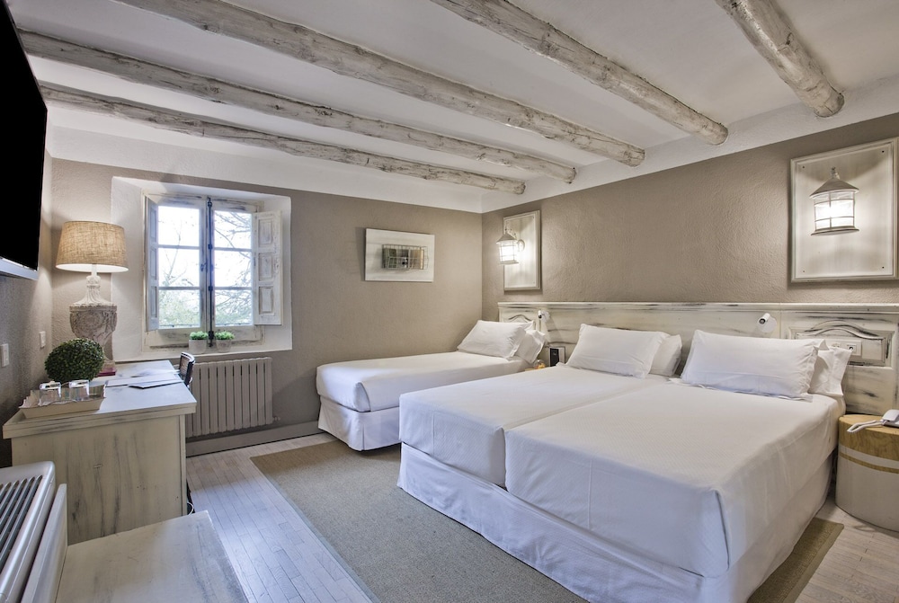 Standard Room (3 Adults) - Photo 2