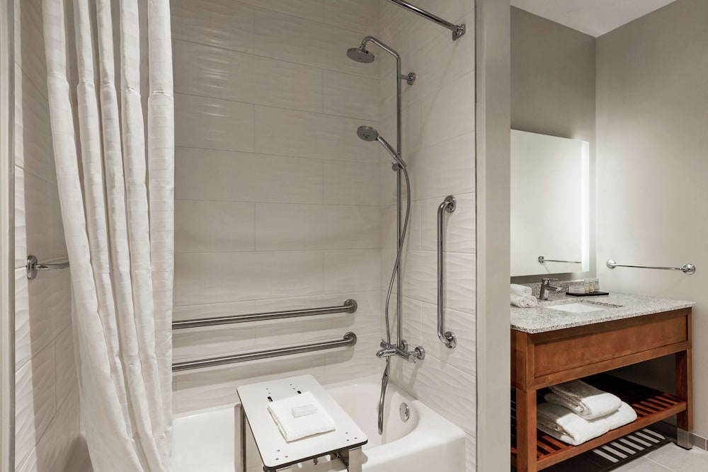 Suite, 2 Queen Beds, Accessible, Bathtub
