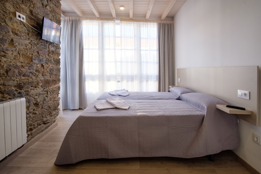 Twin Room, 2 Twin Beds, Private Bathroom photo 3