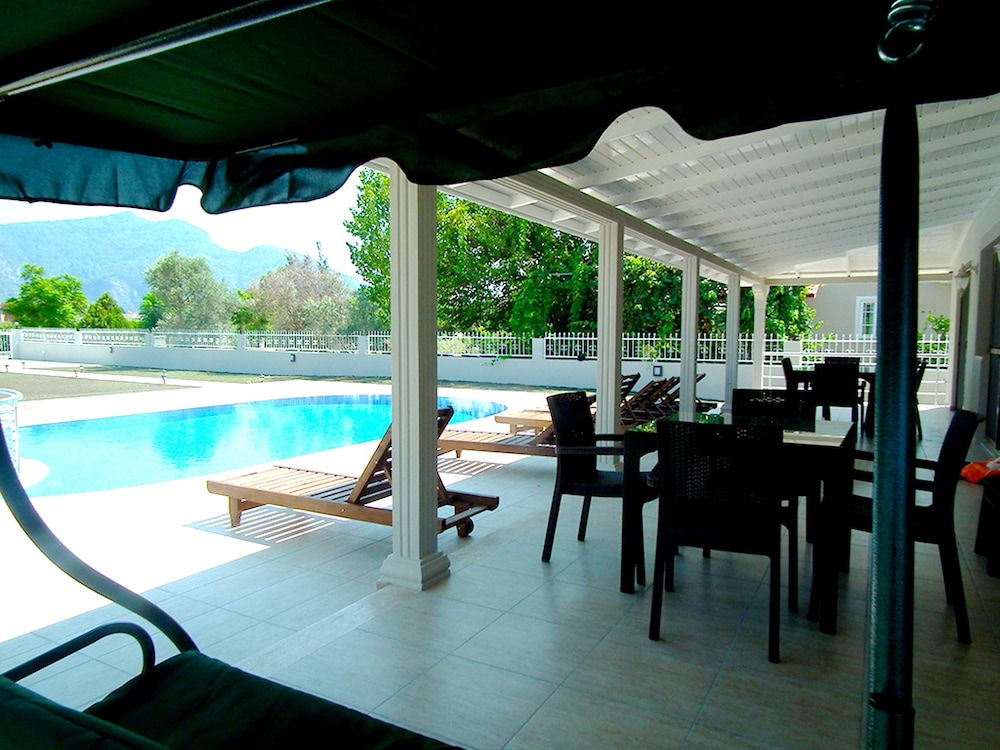 Villa photo 3