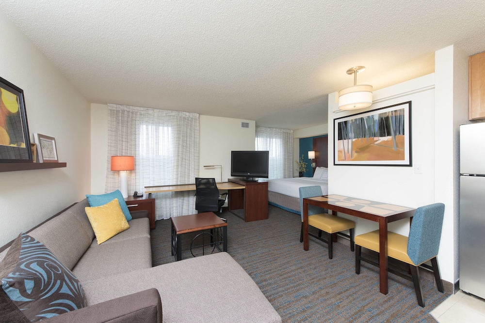 Studio, 1 King Bed with Sofa bed (Mobility/Hearing Access, Roll-In Shwr) - Photo 2