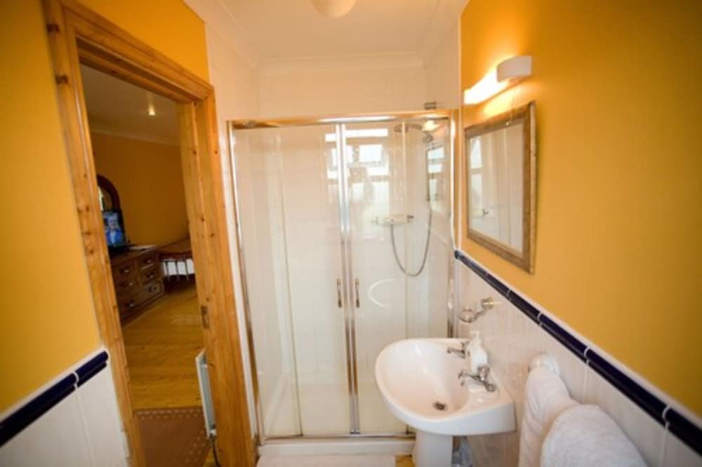 Twin Room, Ensuite photo 3