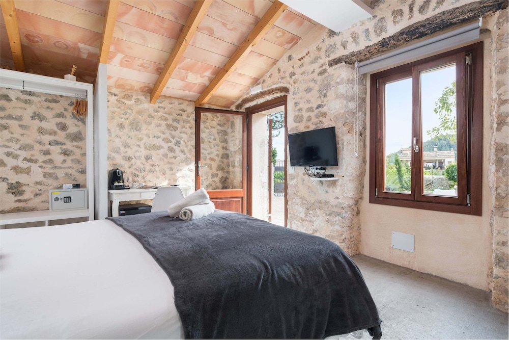 Superior Double Room, Garden View, Poolside