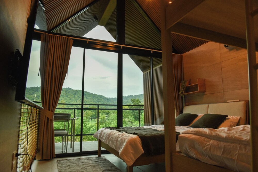Family Quadruple Room, Hill View