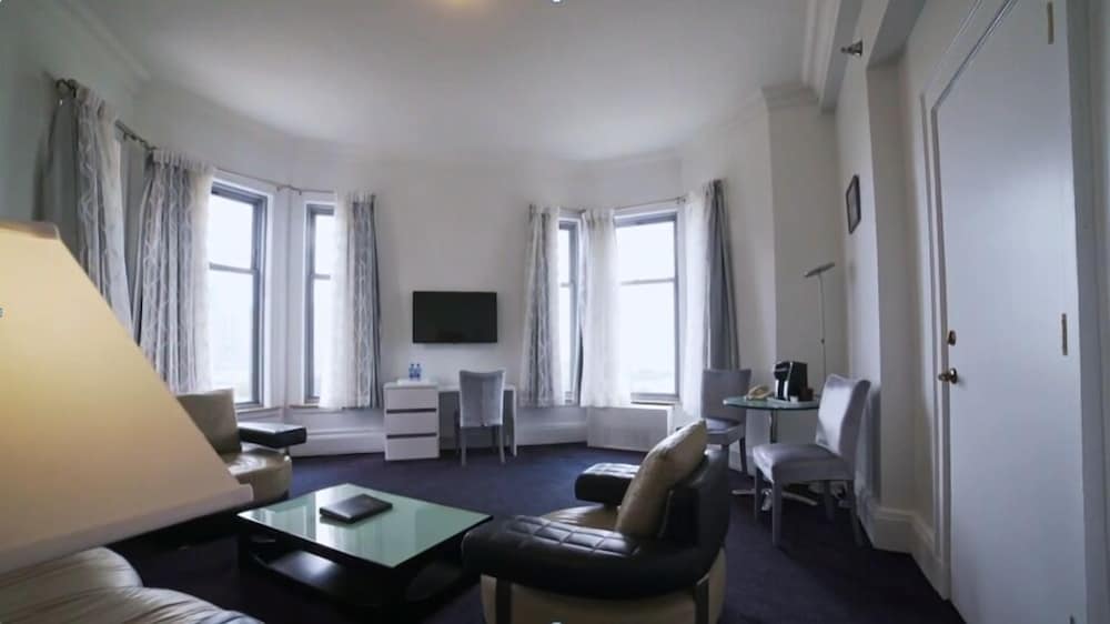 Standard Suite, 1 King Bed, Lake View, Lakeside - Photo 8