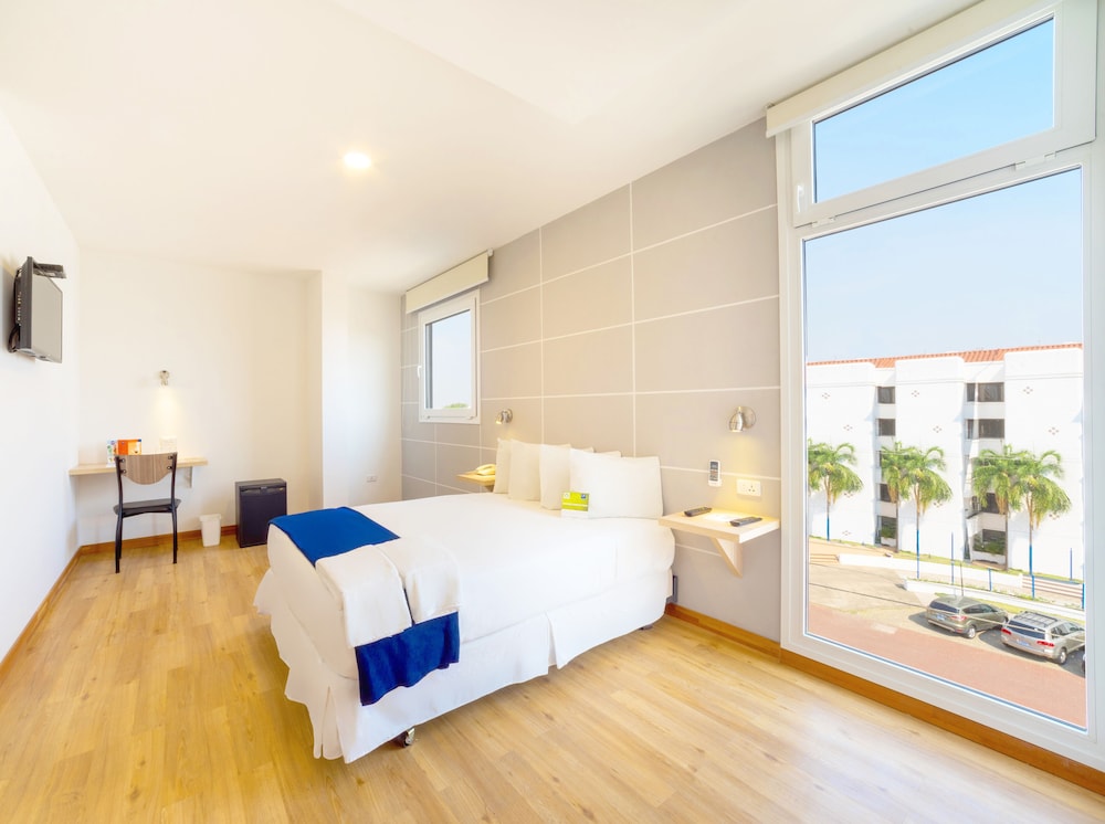 Standard Room, 1 Queen Bed photo 1