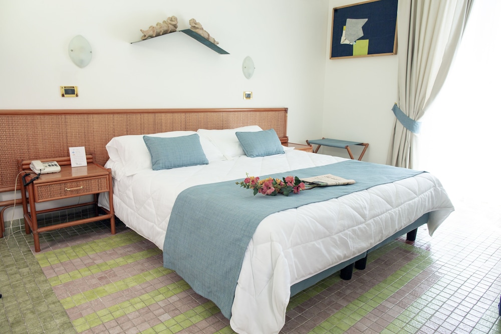 Double Room, Partial Sea View - Photo 2
