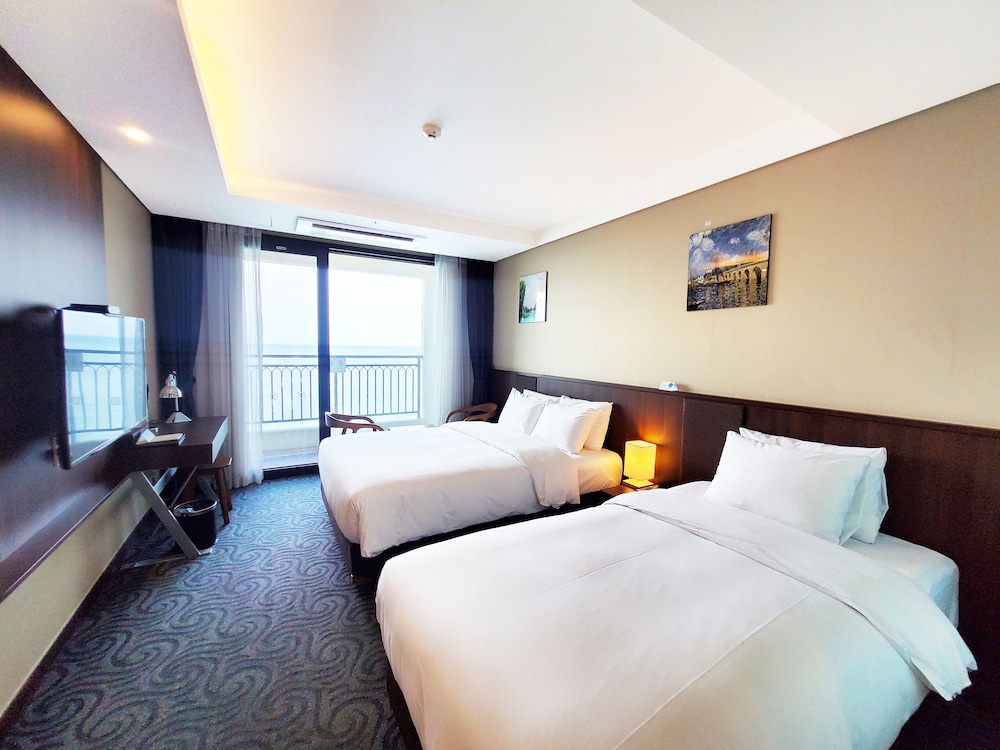 [Happy Weekend Pkg] Deluxe Ocean Family Twin, Panorama View + Lunch For 2 + Americano For 2 photo 2