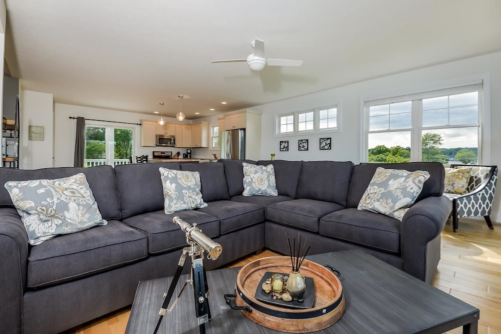 Condo, 3 Bedrooms, Lake View photo 3
