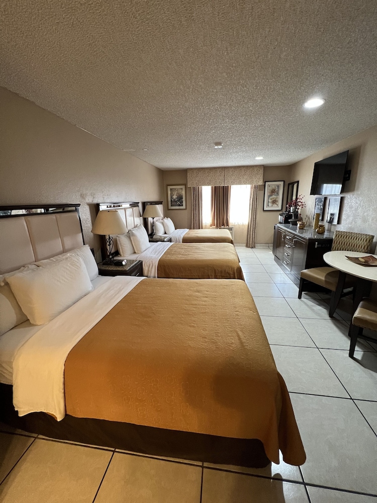 Signature Triple Room photo 2