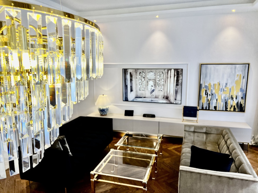 Luxury Magnific Suite, 2 Bedrooms, 2 Bathrooms (Krzywe Kolo street, Old Town view, 105 m2)