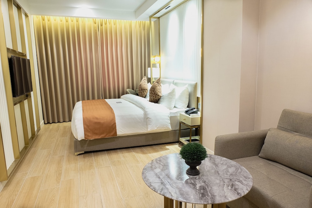 Deluxe Room, 1 King Bed with Sofa bed photo 3