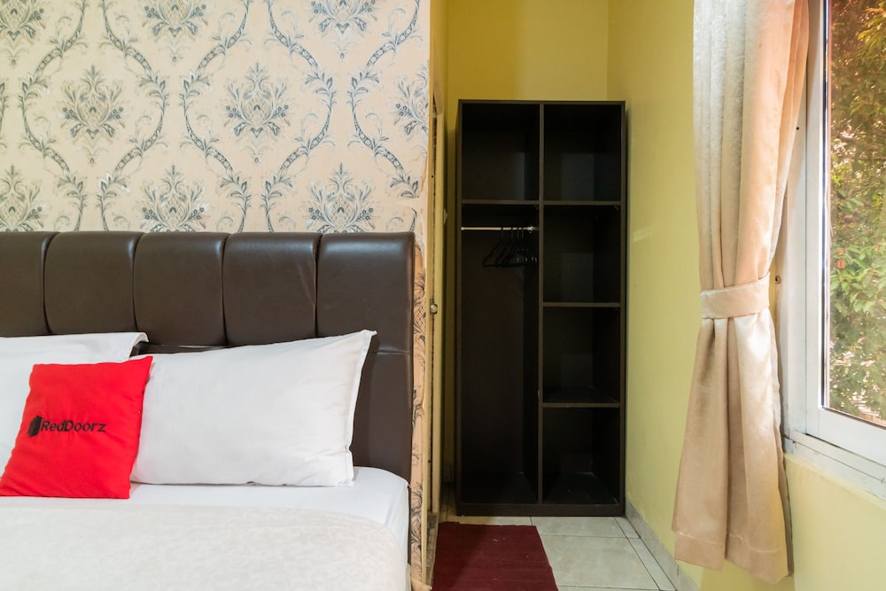 Premium Room (RedDoorz) - Photo 4