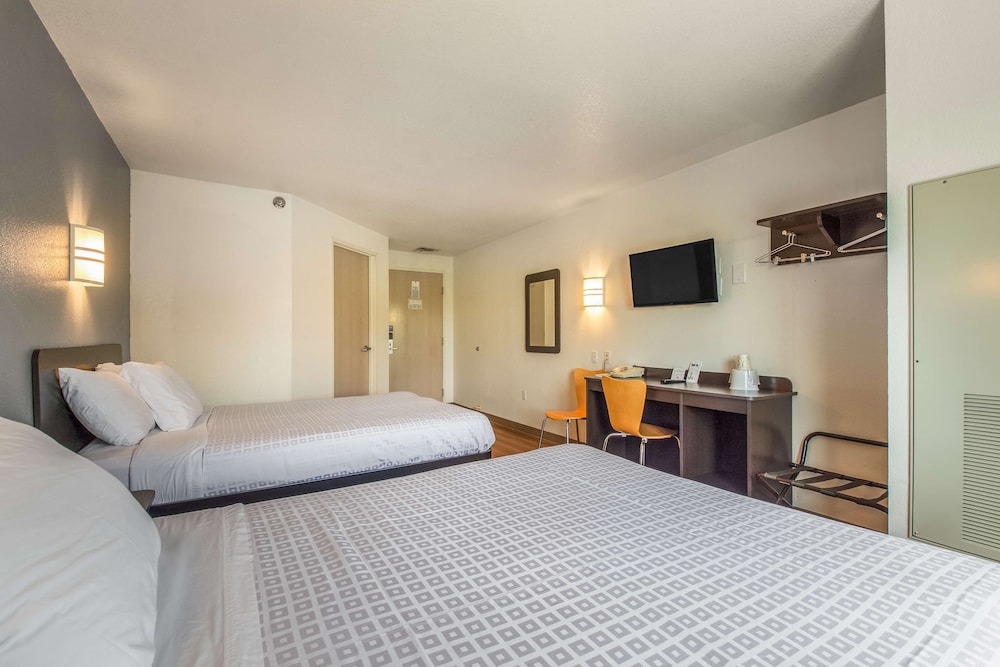 Room, 2 Queen Beds, Non Smoking photo 1