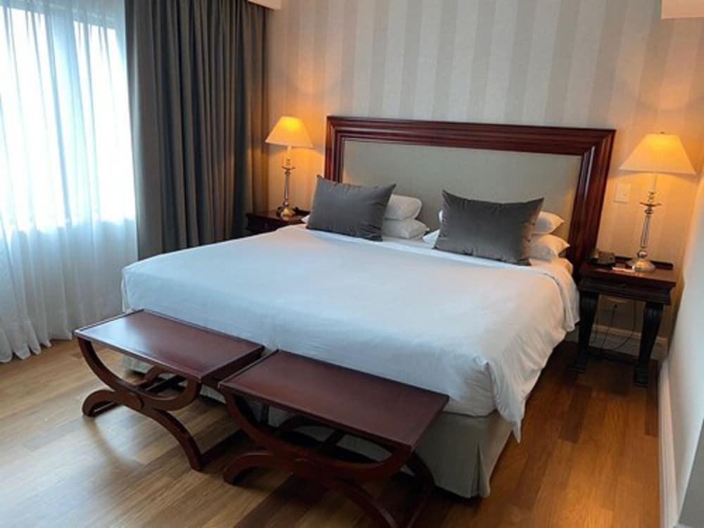 Classic Room, 1 King Bed, Pool Access