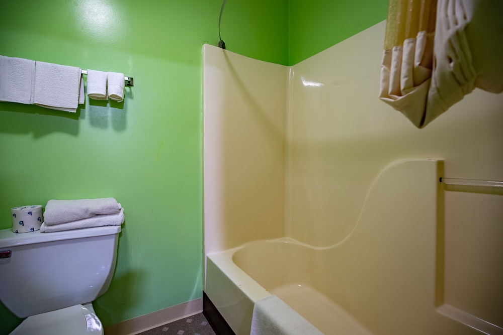 Deluxe Room, 1 King Bed, Non Smoking, Refrigerator & Microwave photo 3
