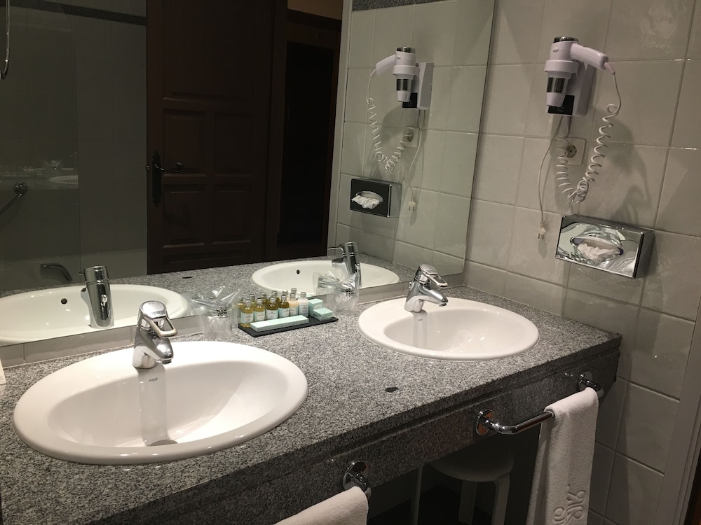 Standard Twin Room - Photo 10