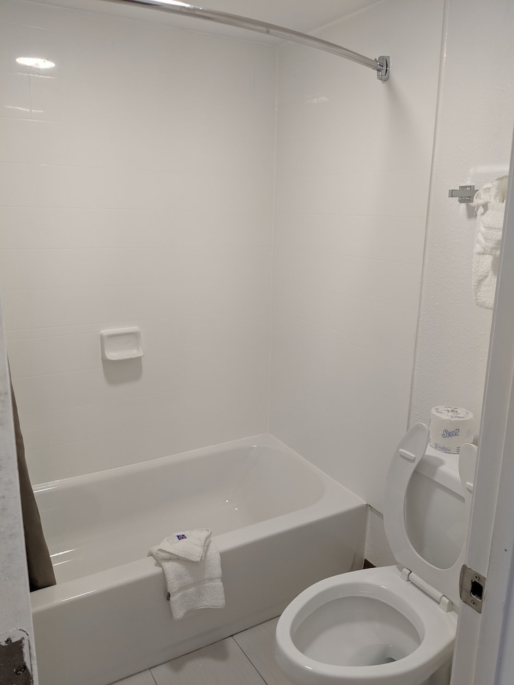 Standard Room, 1 King Bed, Non Smoking, Refrigerator & Microwave - Photo 11