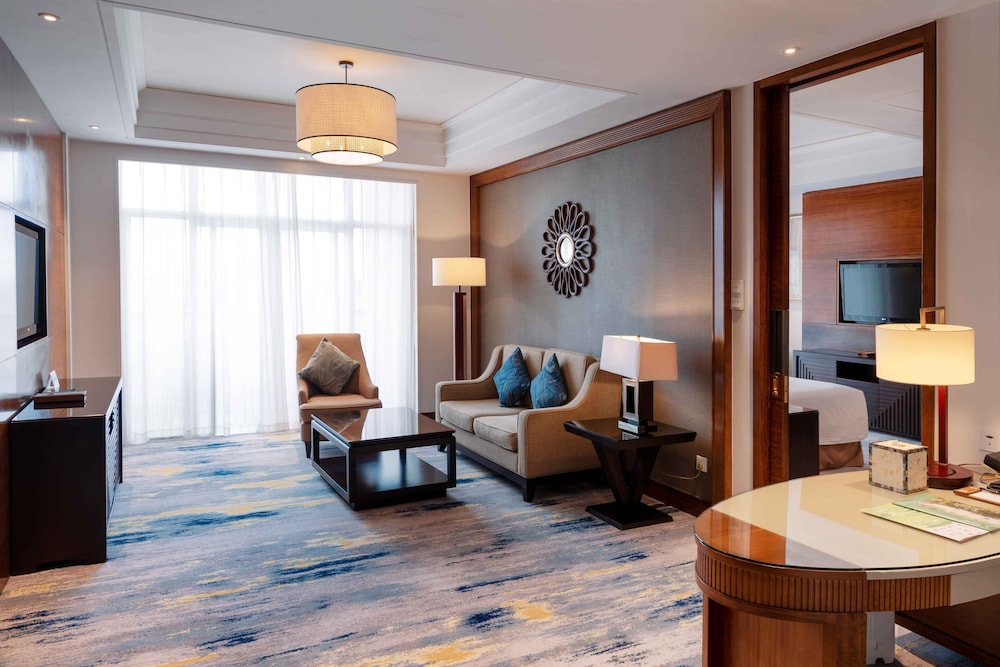 Executive Suite, 1 King Bed, Balcony, Sea View - Photo 1