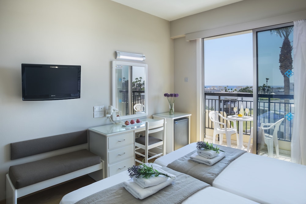 Double or Twin Room, Partial Sea View photo 3