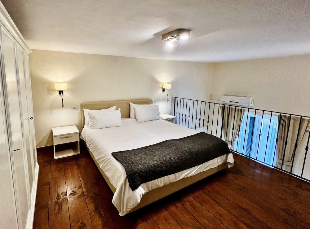 Deluxe Quadruple Room, 1 King Bed