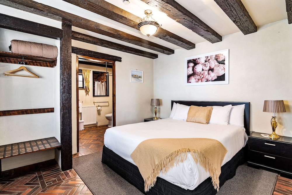 Suite, 1 King Bed, Accessible, Non Smoking