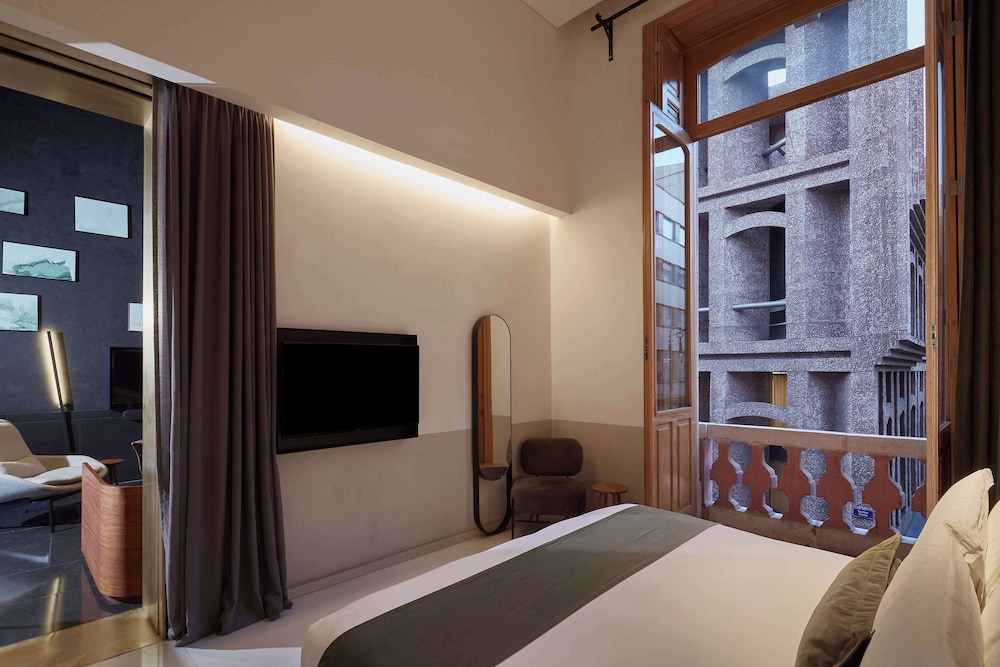 Suite, 1 Bedroom, Balcony - Photo 8