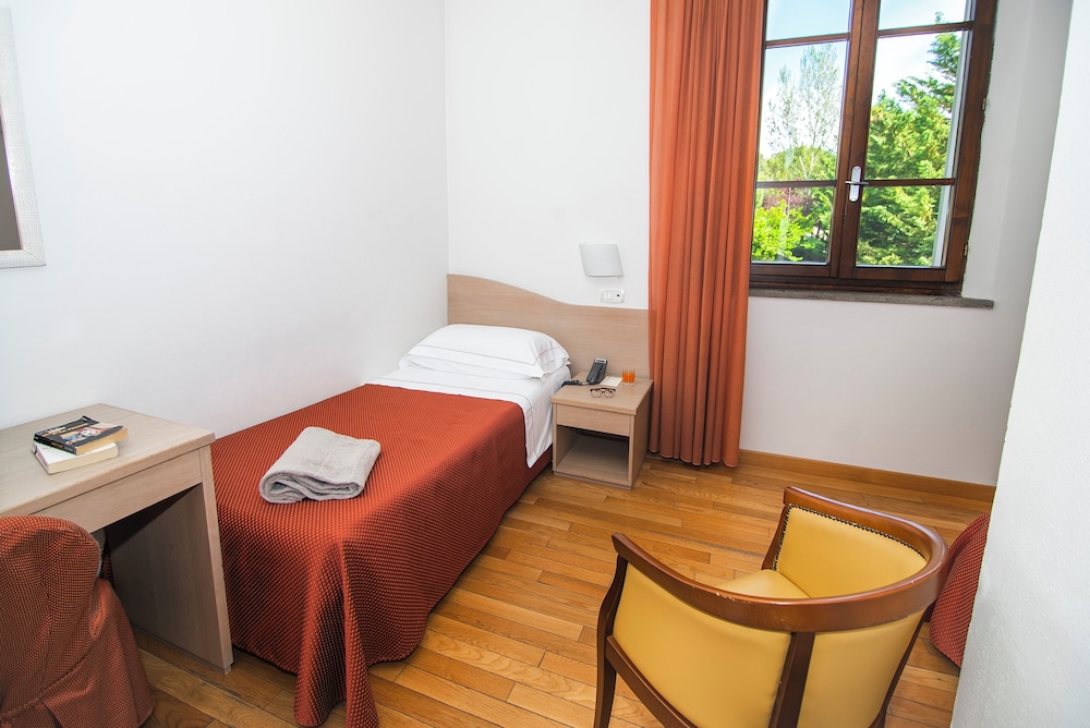 Standard Double or Twin Room - Photo 3