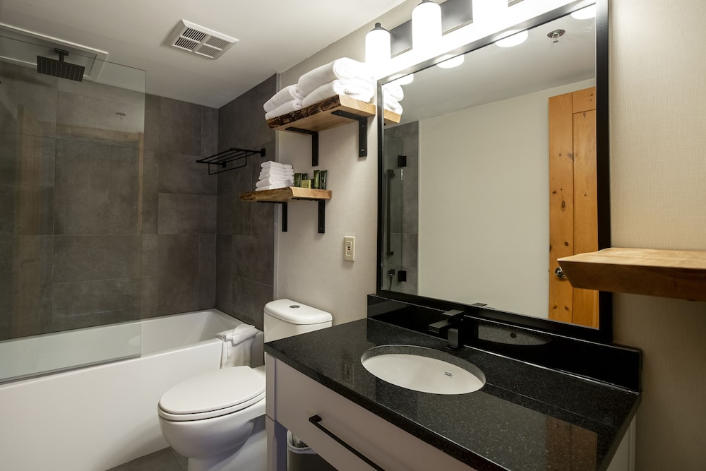 Hotel Room - Photo 3
