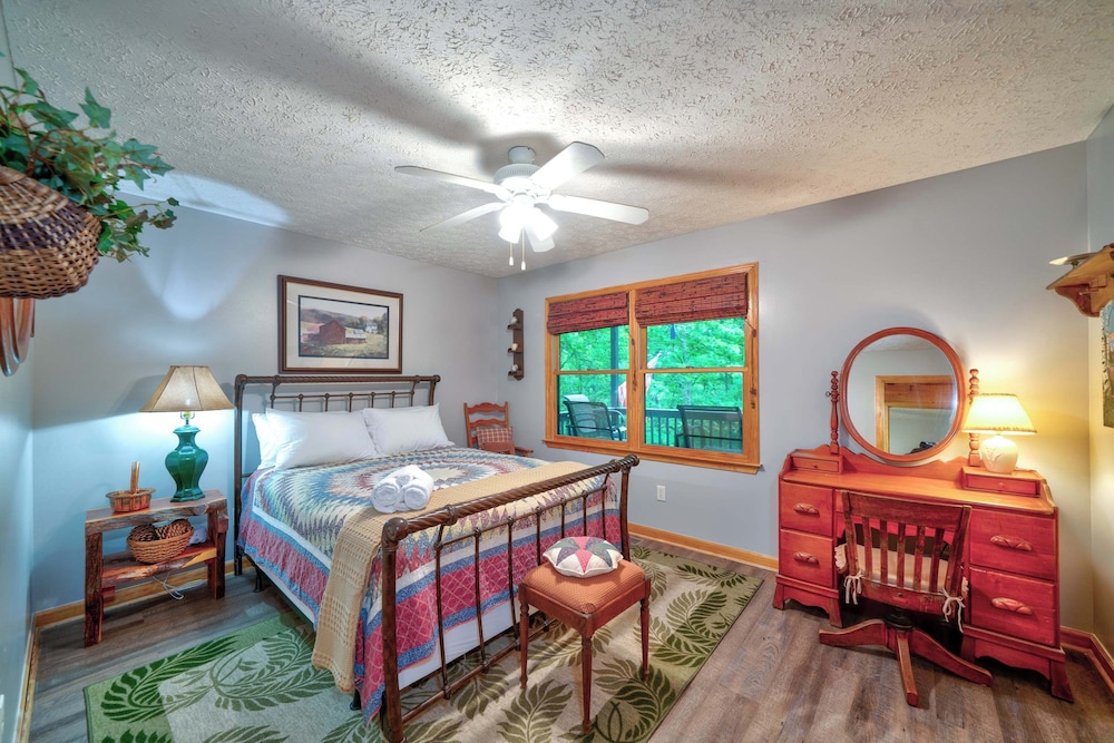 Cabin, Multiple Beds, Hot Tub, Mountain View (Heritage Hideaway 1) photo 3