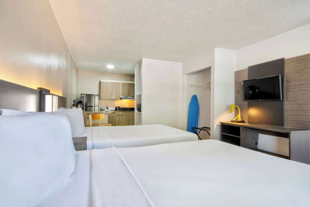 Standard Room, 2 Queen Beds, Smoking - Photo 2