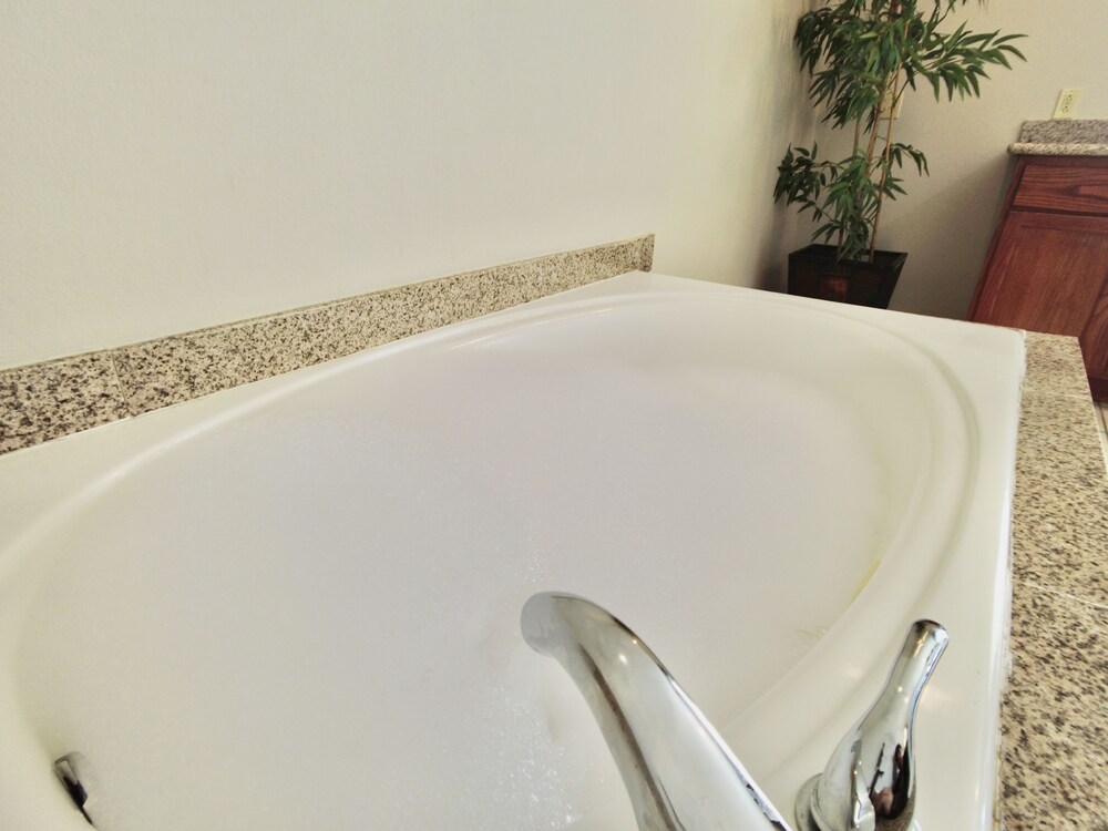 Suite, 1 King Bed, Non Smoking, Jetted Tub - Photo 17