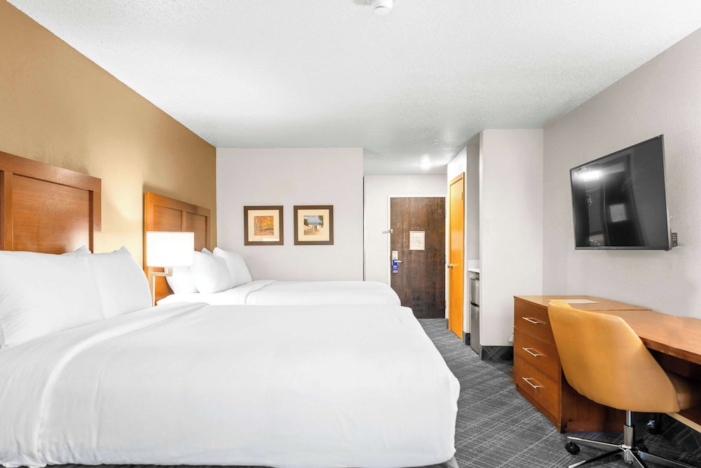 Room, 2 Queen Beds, Non Smoking (Upgrade) - Photo 4