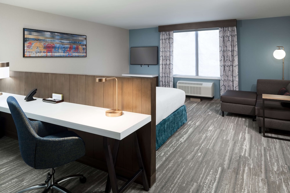 Deluxe Room, 1 King Bed, Accessible (Roll-In Shower) at Hilton Garden Inn Madison Downtown, WI in Madison
