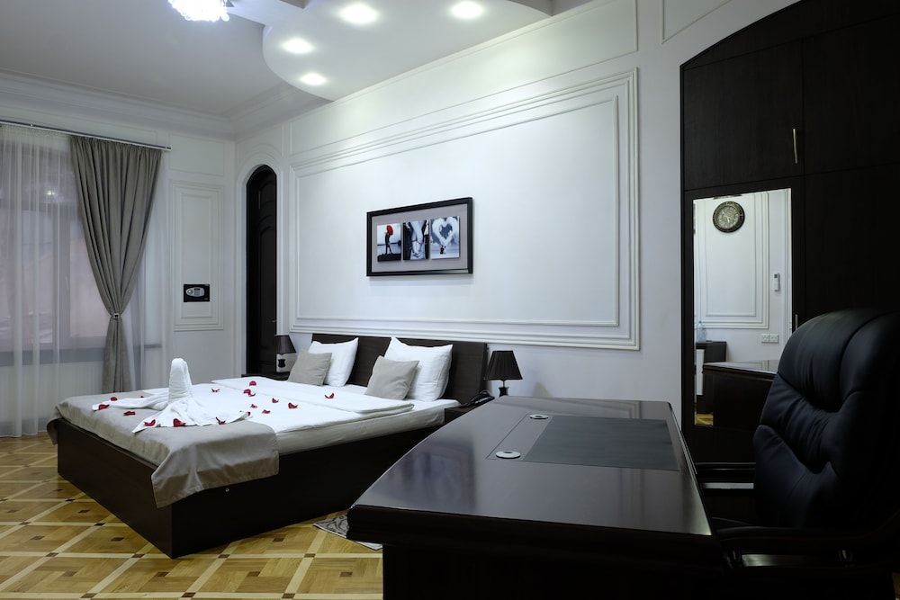 Junior Suite, Jetted Tub photo 3