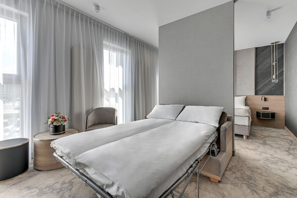 Business Room, Multiple Beds, Non Smoking - Photo 5
