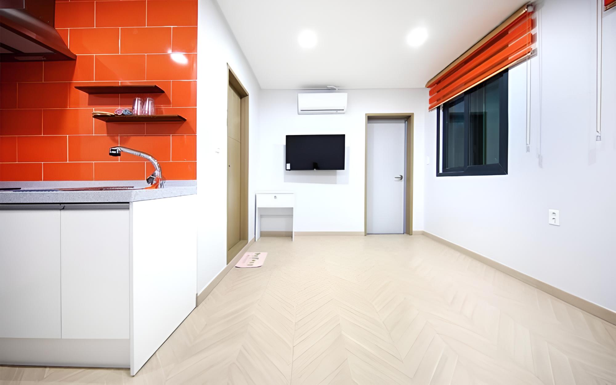 Room (Shim Orange Room 102)