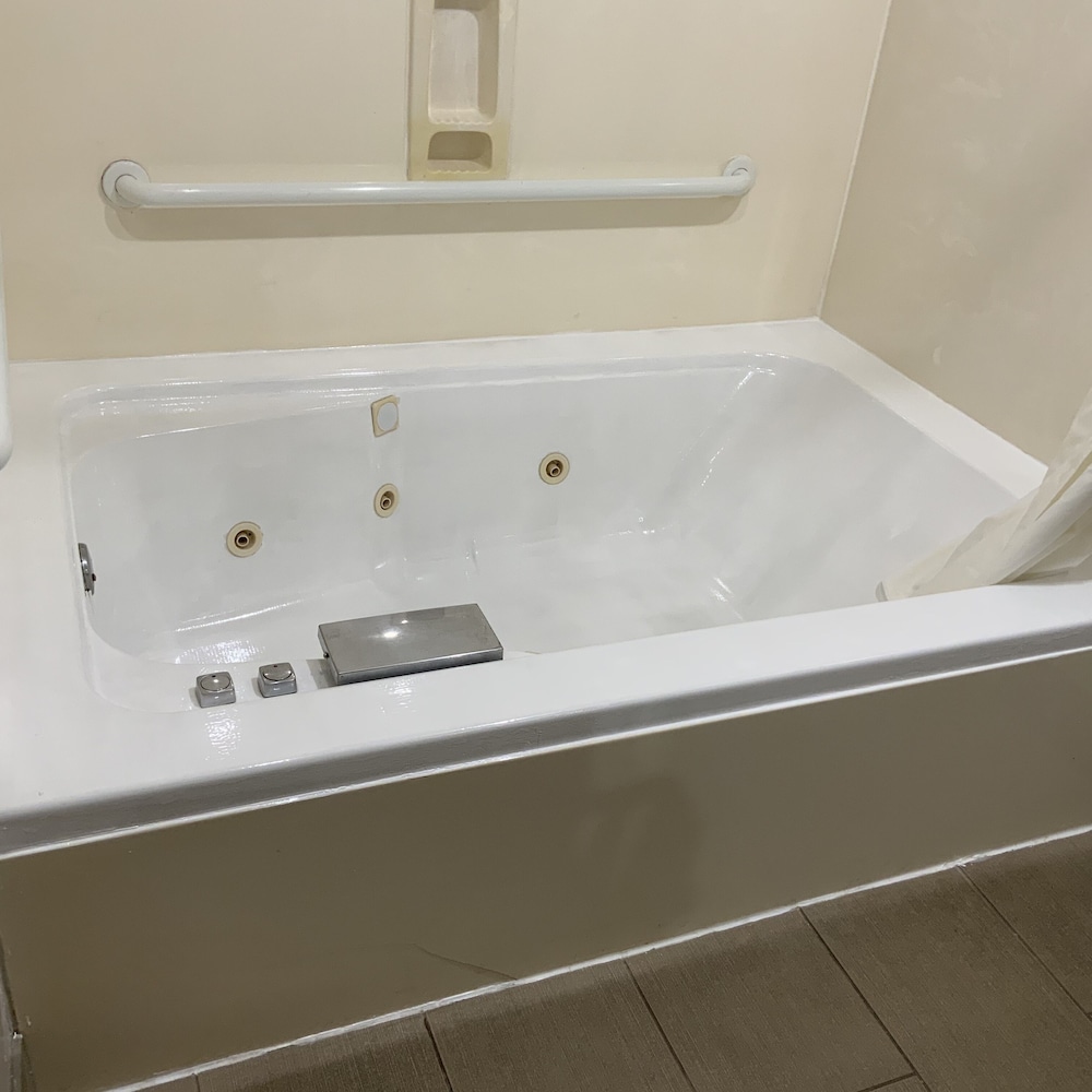 Double Room, 2 Double Beds, Non Smoking, Jetted Tub - Photo 5