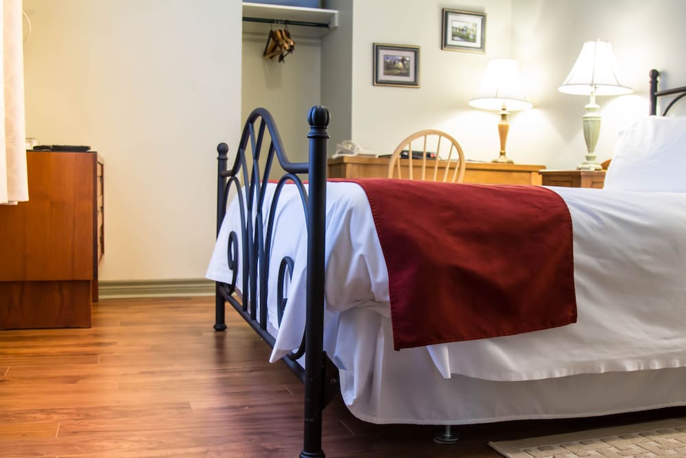 Basic Room, 1 Queen Bed (Stairs Only)