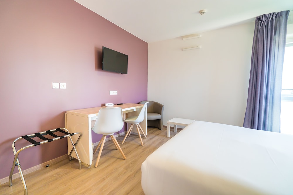 STANDARD STUDIO (DOUBLE BED AND SOFA BED) SEINE VIEW WITH TERRASSE