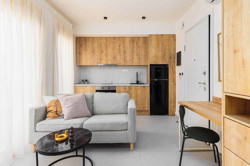 Studio, Balcony