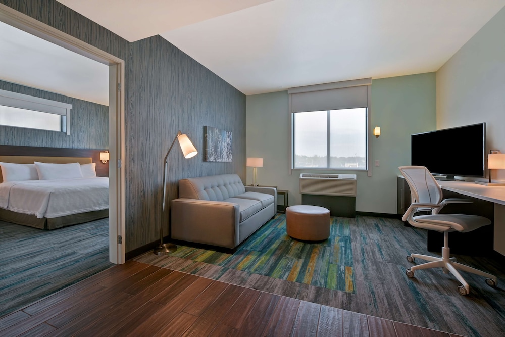 Suite, 1 King Bed, Accessible, Bathtub - Photo 2