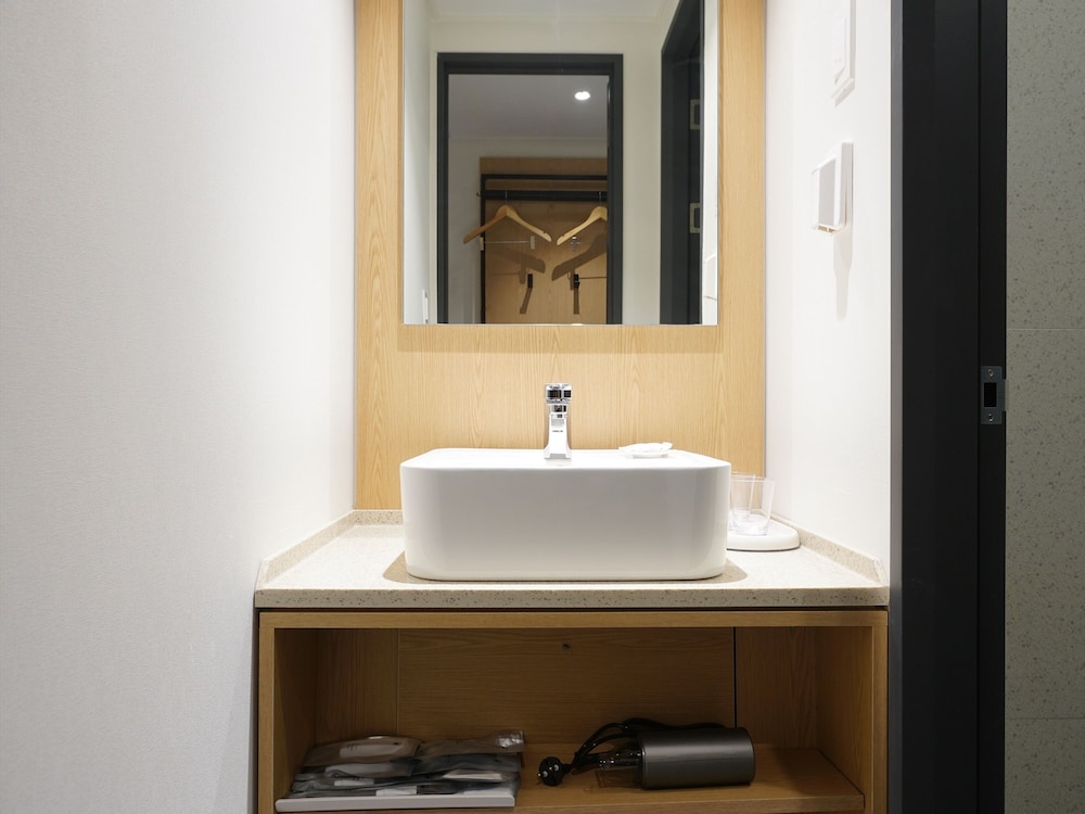 High Floor Standard Twin Room (Mountain View) - Photo 11