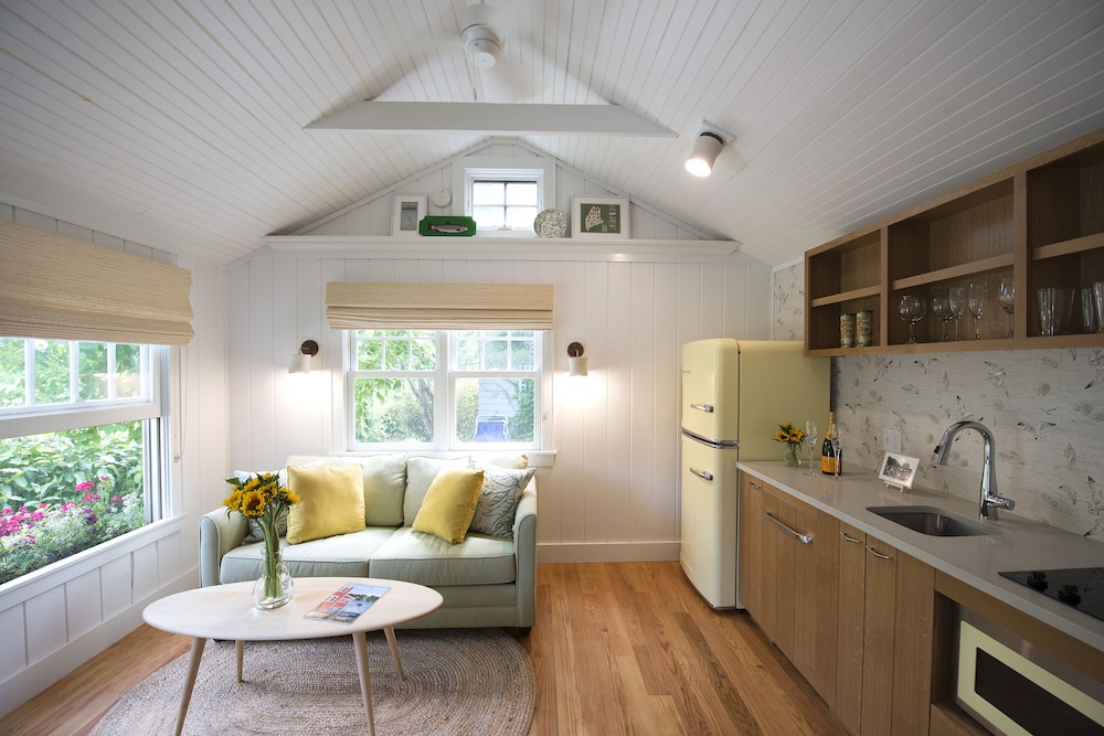 High Tide Cottage Queen Bed Cove View