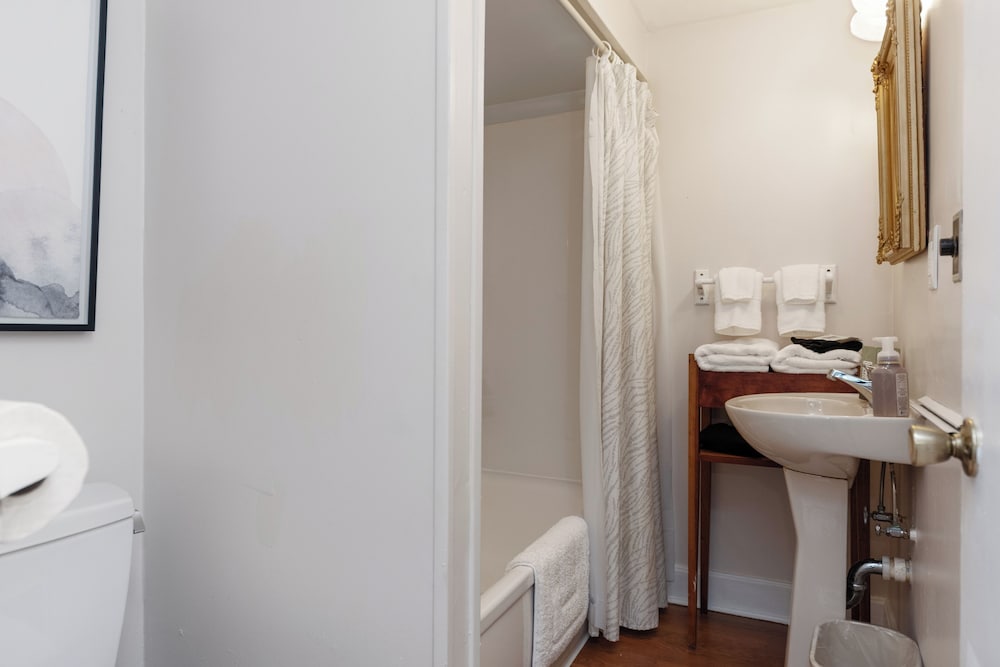 Double Room, 1 King Bed, Private Bathroom photo 2