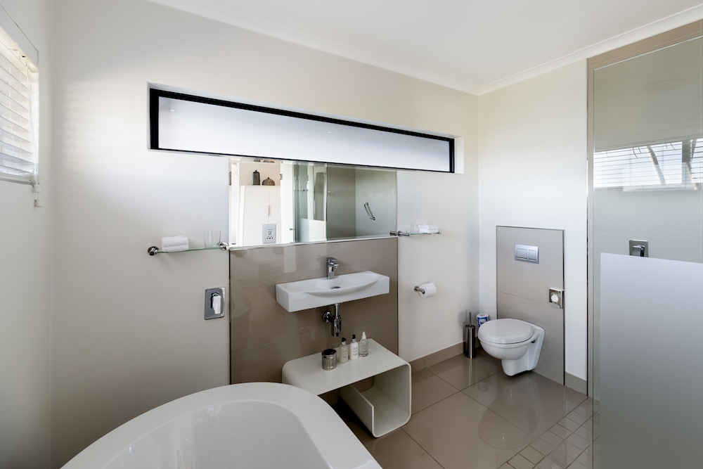 THE BLOEM SUITE THREE photo 3