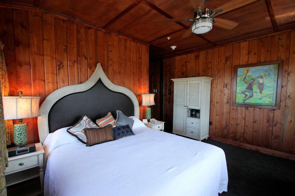 Standard Suite, 1 King Bed photo 2